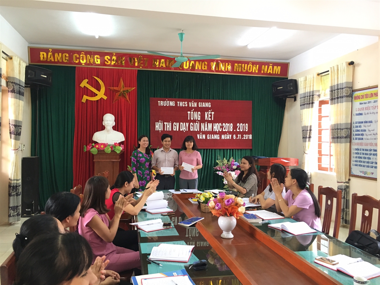 Cô Bùi Thị Dư - Phó HT trao phần thưởng cho thầy cô đạt giải nhì