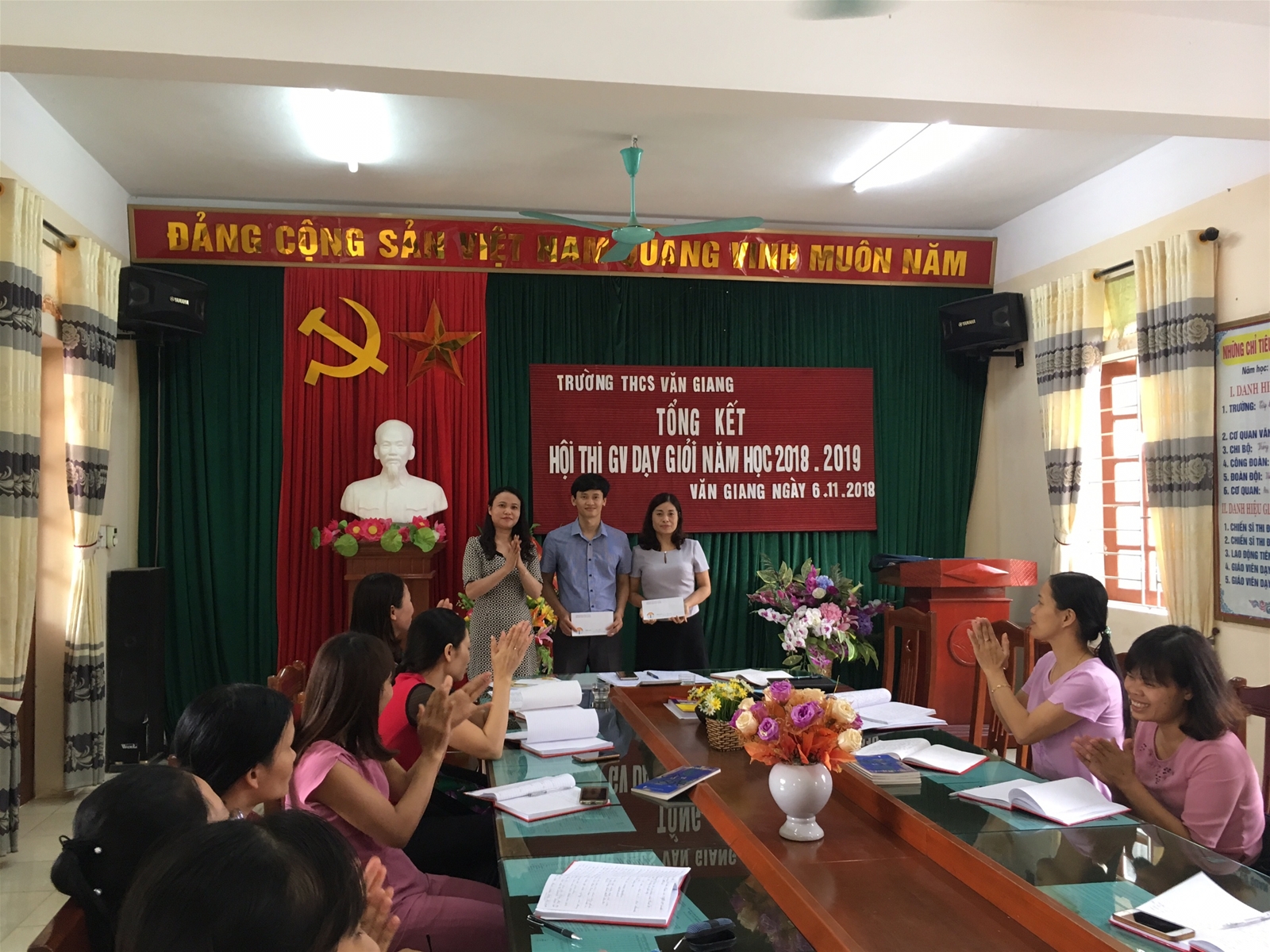 Cô Phạm Thị Hường - Hiệu trưởng trao phần thưởng cho thầy cô đạt giải nhất 